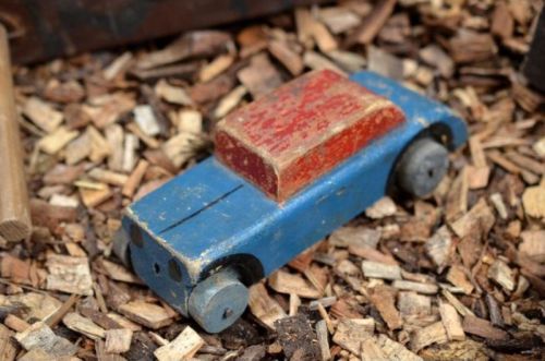 altes Spielzeugauto aus Holz