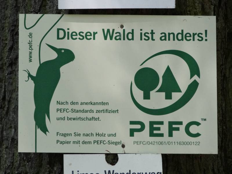 Schild mit dem PEFC-Logo