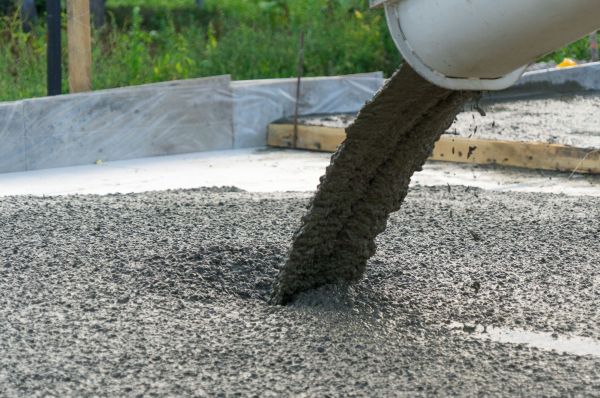 flüssiger Beton wird gegossen flüssiger Beton wird gegossen